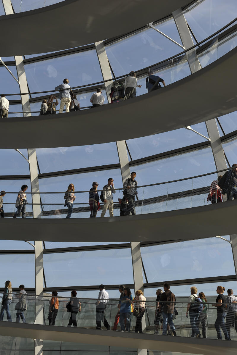  Besucher auf der Kuppel des Reichstagsgebäude am Tag der Ein- und Ausblicke.; Reichstagskuppel, Aufgang, Abgang, aussen; [..], TEA
