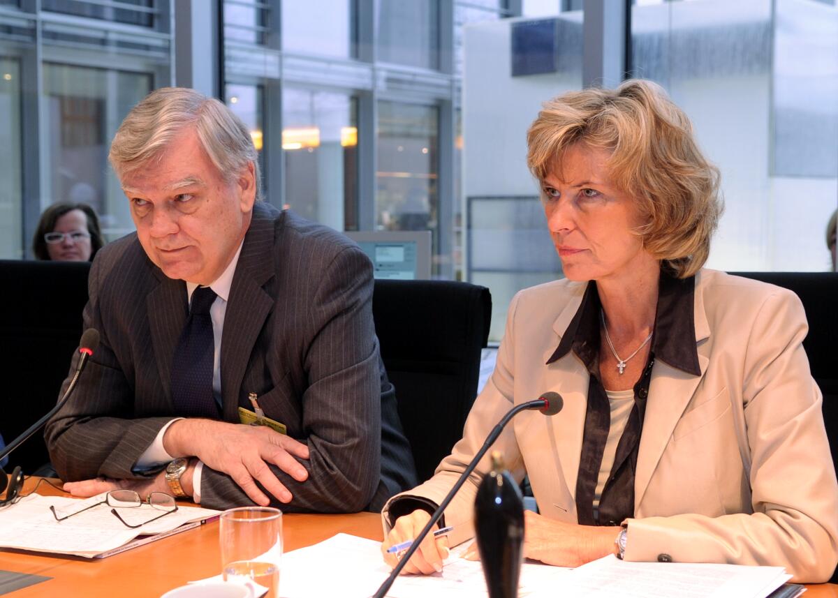 Dagmar Wöhrl, CDU/CSU, Vorsitzende des Ausschusses des Deutschen Bundestages für wirtschaftliche Zusammenarbeit und Entwicklung, empfängt Brian Atwood, DAC Vorsitzender, in der Ausschusssitzung. Atwood, Brian; Wöhrl, Dagmar G. Dagmar Wöhrl, CDU/CSU, Vorsitzende des Ausschusses des Deutschen Bundestages für wirtschaftliche Zusammenarbeit und Entwicklung, empfängt Brian Atwood, DAC Vorsitzender, in der Ausschusssitzung.