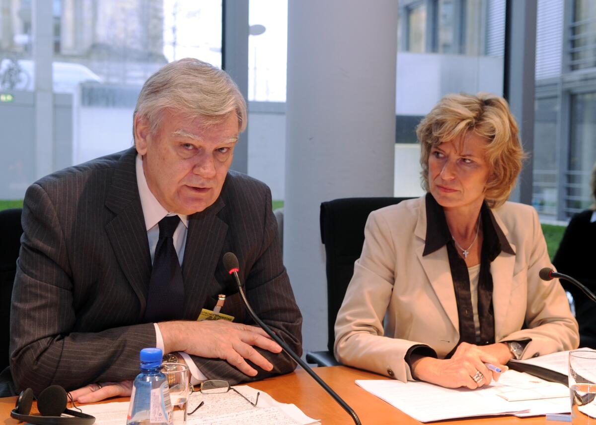Dagmar Wöhrl, CDU/CSU, Vorsitzende des Ausschusses des Deutschen Bundestages für wirtschaftliche Zusammenarbeit und Entwicklung, empfängt Brian Atwood, DAC Vorsitzender, in der Ausschusssitzung. Atwood, Brian; Wöhrl, Dagmar G. Dagmar Wöhrl, CDU/CSU, Vorsitzende des Ausschusses des Deutschen Bundestages für wirtschaftliche Zusammenarbeit und Entwicklung, empfängt Brian Atwood, DAC Vorsitzender, in der Ausschusssitzung.