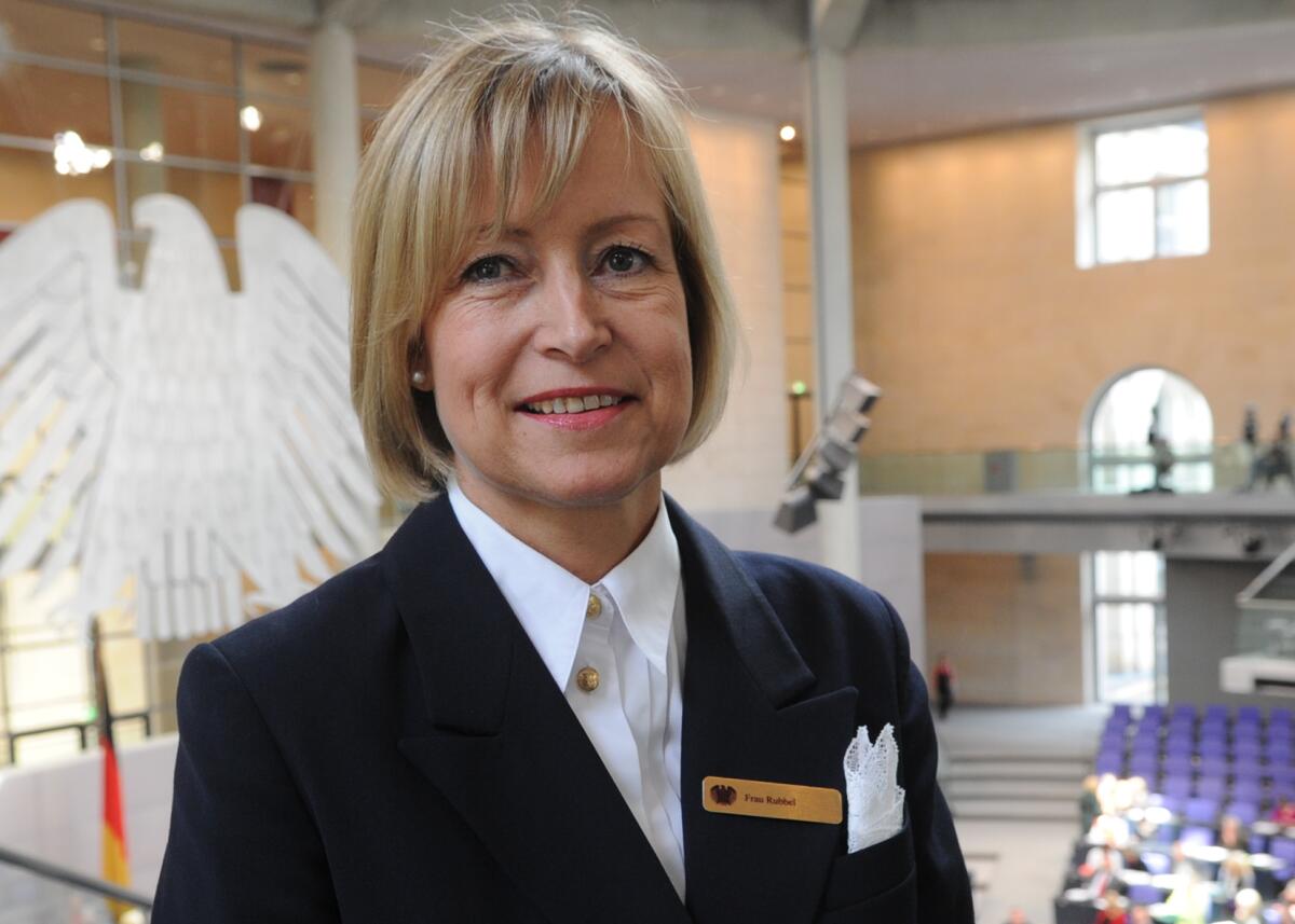 Brigitte Rubbel, Leiterin (Platzmeisterin) des Plenar- und Ausschussassistenzdienstes des Deutschen Bundestages; Saaldiener Rubbel, Brigitte Brigitte Rubbel, Leiterin (Platzmeisterin) des Plenar- und Ausschussassistenzdienstes des Deutschen Bundestages; Saaldiener