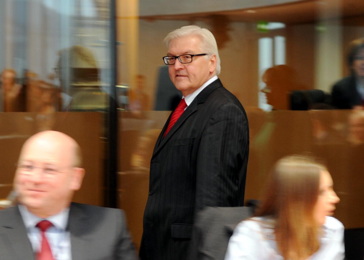 Dr. Frank-Walter Steinmeier, SPD, Bundesminister a. D., ist als Zeuge zum Thema "Kundus" vor den Untersuchungsausschuss des Verteidigungsausschusses des Deutschen Bundestages geladen. Hier kurz vor Sitzungsbeginn. Steinmeier, Frank-Walter Dr. Frank-Walter Steinmeier, SPD, Bundesminister a. D., ist als Zeuge zum Thema "Kundus" vor den Untersuchungsausschuss des Verteidigungsausschusses des Deutschen Bundestages geladen. Hier kurz vor Sitzungsbeginn.