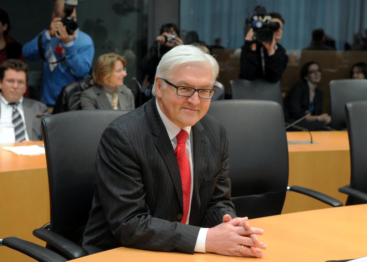 Dr. Frank-Walter Steinmeier, SPD, Bundesminister a. D., ist als Zeuge zum Thema "Kundus" vor den Untersuchungsausschuss des Verteidigungsausschusses des Deutschen Bundestages geladen. Hier kurz vor Sitzungsbeginn. Steinmeier, Frank-Walter Dr. Frank-Walter Steinmeier, SPD, Bundesminister a. D., ist als Zeuge zum Thema "Kundus" vor den Untersuchungsausschuss des Verteidigungsausschusses des Deutschen Bundestages geladen. Hier kurz vor Sitzungsbeginn.