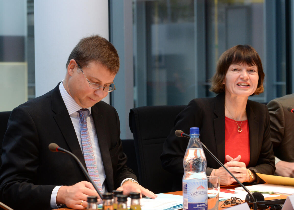 Arndt-Brauer, Ingrid; Dombrovskis, Valdis Der Vizepräsident der Europäischen Kommission für den Euro und den sozialen Dialog, Valdis Dombrovskis, ist zu Gast im Finanzausschuss des Deutschen Bundestages. Ingrid Arndt-Brauer, SPD, Vorsitzende des Ausschusses, eröffnet die Sitzung.