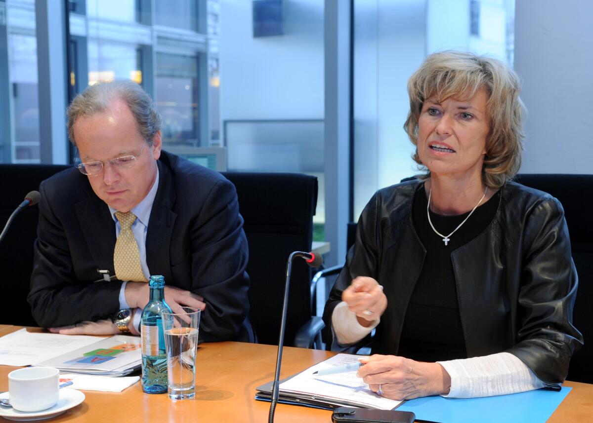 Dagmar Wöhrl, CDU/CSU, Vorsitzende des Ausschusses des Deutschen Bundestages für wirtschaftliche Zusammenarbeit und Entwicklung, empfängt Axel von Trotsenburg, Vizepräsident der Weltbank, in der Ausschusssitzung. Trotsenburg, Axel von; Wöhrl, Dagmar G. Dagmar Wöhrl, CDU/CSU, Vorsitzende des Ausschusses des Deutschen Bundestages für wirtschaftliche Zusammenarbeit und Entwicklung, empfängt Axel von Trotsenburg, Vizepräsident der Weltbank, in der Ausschusssitzung.