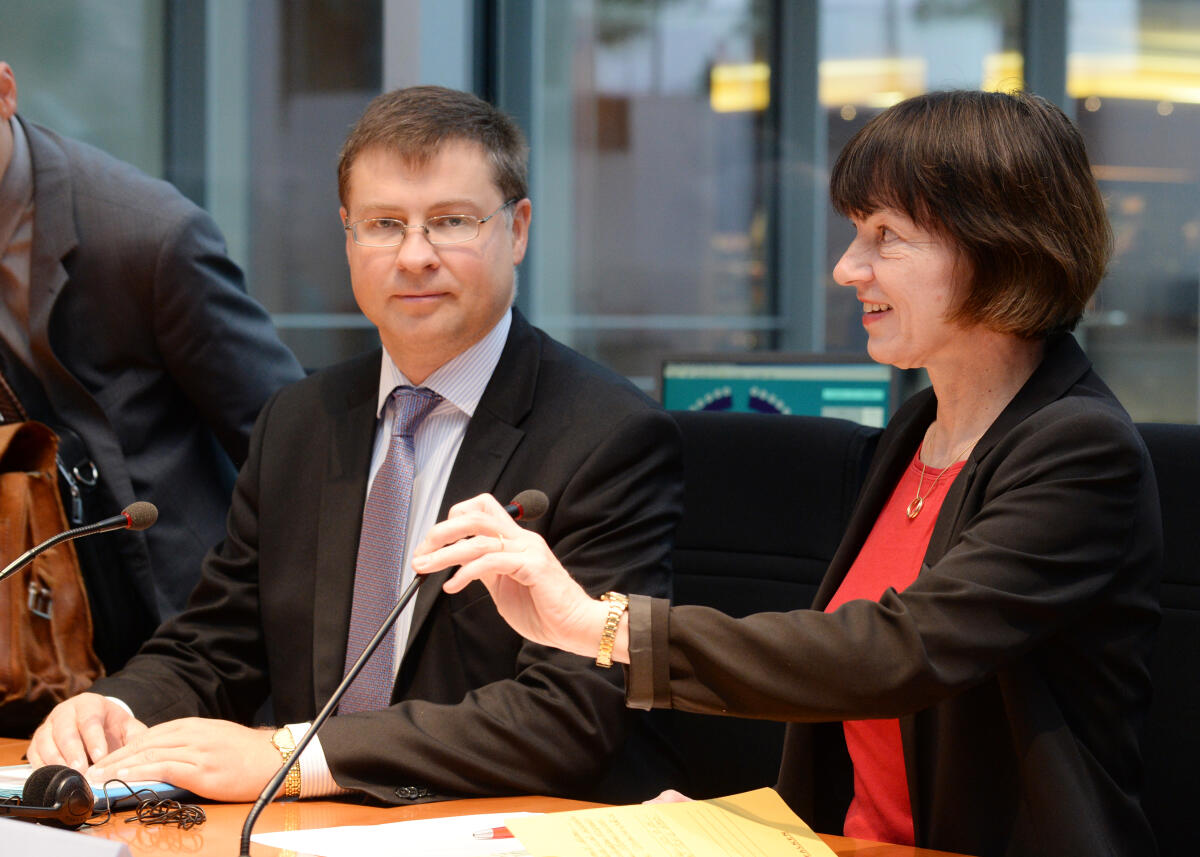 Arndt-Brauer, Ingrid; Dombrovskis, Valdis Der Vizepräsident der Europäischen Kommission für den Euro und den sozialen Dialog, Valdis Dombrovskis, ist zu Gast im Finanzausschuss des Deutschen Bundestages. Ingrid Arndt-Brauer, SPD, Vorsitzende des Ausschusses, eröffnet die Sitzung.