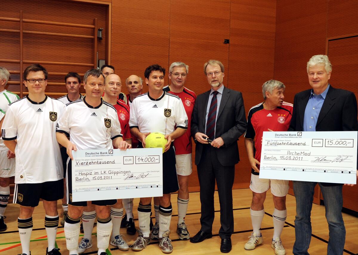 Der Direktor beim Deutschen Bundestag, Staatssekretär Harro Semmler, (3.v.re), eröffnet das Benefiz Hallenfußballturnier des Deutschen Bundestages. Der Erlös des Turniers ist auch in diesem Jahr für humanitäre Hilfsprojekte bestimmt. Er kommt unter anderem Menschen in Eritrea zugute, die dringend auf Unterstützung angewiesen sind. Empfänger ist hier der Verein ARCHEMED-Ärzte für Kinder in Not e. V.. Hier mit der Fussballmannschaft des Deutschen Bundestages mit dem Spielführer Klaus Riegert, (3.v.li), CDU/CSU, MdB, und Dr. Peter Schwidtal von dem Verein ArcheMed - Ärzte für Kinder in Not eV. (re). Semmler, Harro; Riegert, Klaus; Schwidtal, Peter Der Direktor beim Deutschen Bundestag, Staatssekretär Harro Semmler, (3.v.re), eröffnet das Benefiz Hallenfußballturnier des Deutschen Bundestages. Der Erlös des Turniers ist auch in diesem Jahr für humanitäre Hilfsprojekte bestimmt. Er kommt unter anderem Menschen in Eritrea zugute, die dringend auf Unterstützung angewiesen sind. Empfänger ist hier der Verein ARCHEMED-Ärzte für Kinder in Not e. V.. Hier mit der Fussballmannschaft des Deutschen Bundestages mit dem Spielführer Klaus Riegert, (3.v.li), CDU/CSU, MdB, und Dr. Peter Schwidtal von dem Verein ArcheMed - Ärzte für Kinder in Not eV. (re).