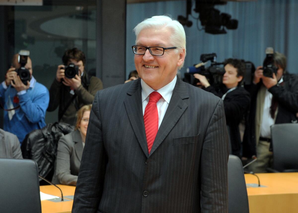 Dr. Frank-Walter Steinmeier, SPD, Bundesminister a. D., ist als Zeuge zum Thema "Kundus" vor den Untersuchungsausschuss des Verteidigungsausschusses des Deutschen Bundestages geladen. Hier kurz vor Sitzungsbeginn. Steinmeier, Frank-Walter Dr. Frank-Walter Steinmeier, SPD, Bundesminister a. D., ist als Zeuge zum Thema "Kundus" vor den Untersuchungsausschuss des Verteidigungsausschusses des Deutschen Bundestages geladen. Hier kurz vor Sitzungsbeginn.
