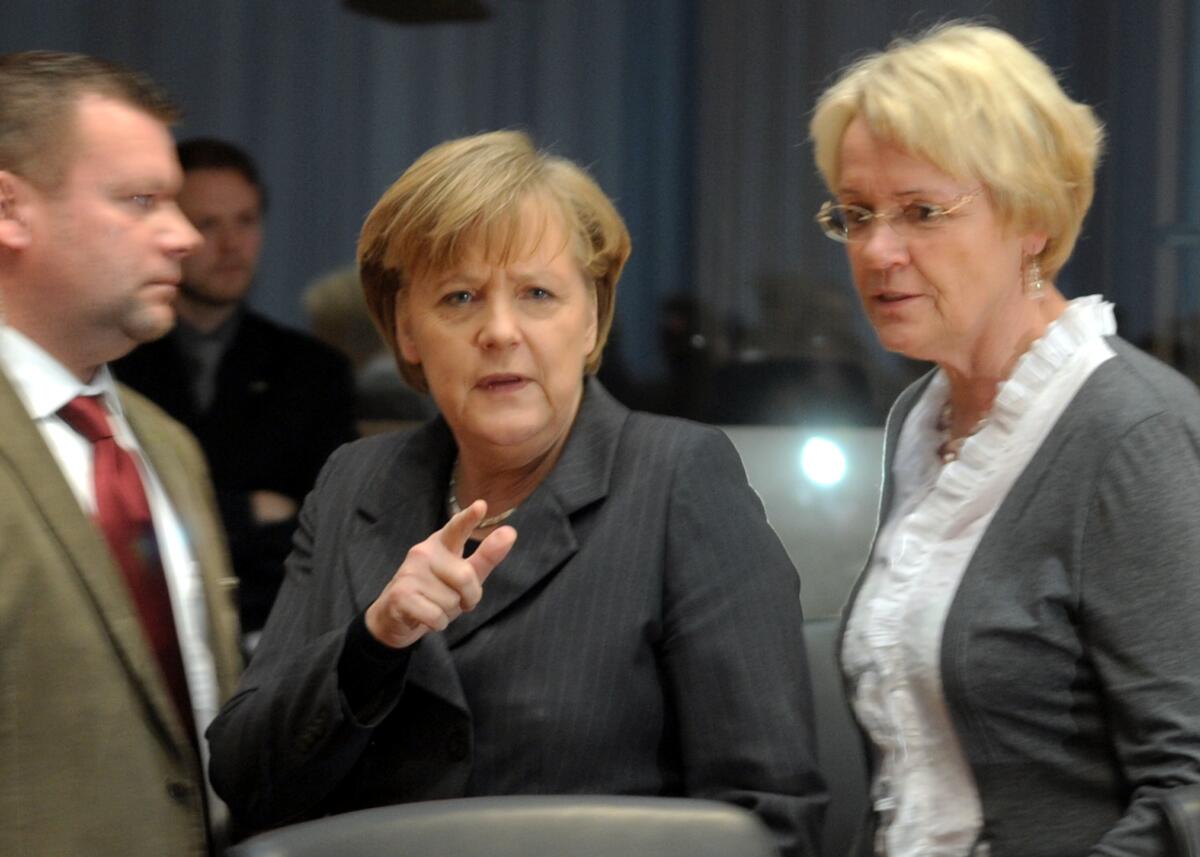 Dr. Angela Merkel, Bundeskanzlerin, CDU/CSU, ist als Zeugin zum Thema "Kundus" vor den Untersuchungsausschuss des Verteidigungsausschusses des Deutschen Bundestages geladen. Hier kurz vor Sitzungsbeginn. Rechts die Vorsitzende des Untersuchungsausschusses, Dr. h. c. Susanne Kastner, SPD. Merkel, Angela; Kastner, Susanne Dr. Angela Merkel, Bundeskanzlerin, CDU/CSU, ist als Zeugin zum Thema "Kundus" vor den Untersuchungsausschuss des Verteidigungsausschusses des Deutschen Bundestages geladen. Hier kurz vor Sitzungsbeginn. Rechts die Vorsitzende des Untersuchungsausschusses, Dr. h. c. Susanne Kastner, SPD.