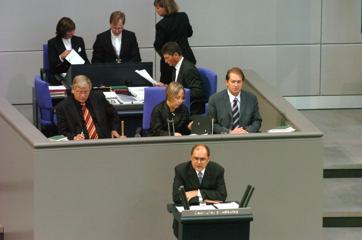 Alexander Dobrindt, MdB, CDU/CSU, Schriftführer (rechts) bei der 126. Plenarsitzung Deutscher Bundestag, Vorsitz: Bundestagsvizepräsidentin Dr. Antje Vollmer, Bündnis 90/Die Grünen, Redner Christian Schmidt, CDU/CSU. Zweiter Schriftführer links: Peter Dreßen, SPD. Dobrindt, Alexander; Schmidt, Christian; Vollmer, Antje; Dreßen, Peter Alexander Dobrindt, MdB, CDU/CSU, Schriftführer (rechts) bei der 126. Plenarsitzung Deutscher Bundestag, Vorsitz: Bundestagsvizepräsidentin Dr. Antje Vollmer, Bündnis 90/Die Grünen, Redner Christian Schmidt, CDU/CSU. Zweiter Schriftführer links: Peter Dreßen, SPD.