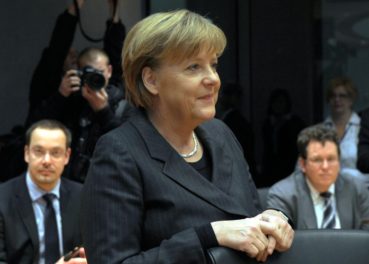 Dr. Angela Merkel, Bundeskanzlerin, CDU/CSU, ist als Zeugin zum Thema "Kundus" vor den Untersuchungsausschuss des Verteidigungsausschusses des Deutschen Bundestages geladen. Hier kurz vor Sitzungsbeginn. Merkel, Angela Dr. Angela Merkel, Bundeskanzlerin, CDU/CSU, ist als Zeugin zum Thema "Kundus" vor den Untersuchungsausschuss des Verteidigungsausschusses des Deutschen Bundestages geladen. Hier kurz vor Sitzungsbeginn.