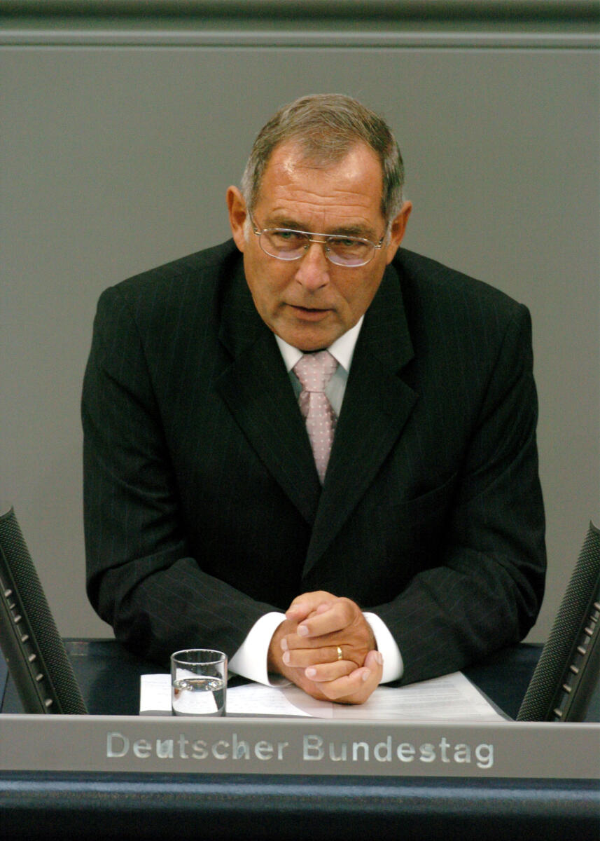Ernst-Reinhard Beck, MdB, CDU/CSU, Rede, Deutscher Bundestag, 126. Sitzung, TOP 3, Thema: Bundeswehr, Wehrpflicht, Redner 13 Beck, Ernst-Reinhard Ernst-Reinhard Beck, MdB, CDU/CSU, Rede, Deutscher Bundestag, 126. Sitzung, TOP 3, Thema: Bundeswehr, Wehrpflicht, Redner 13