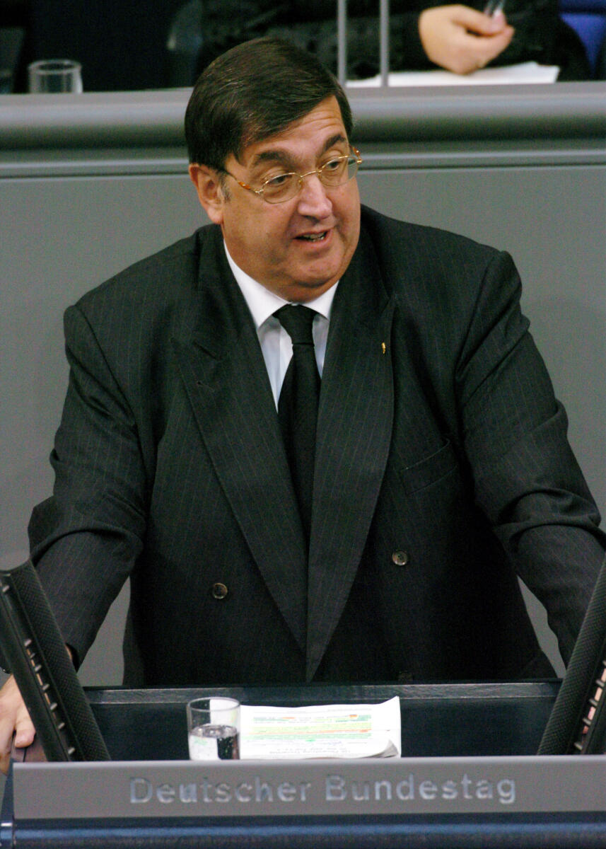 Karl Lamers, MdB, CDU/CSU, Rede, Deutscher Bundestag, 126. Sitzung, TOP 3, Thema: Bundeswehr, Wehrpflicht, Redner 2 Lamers, Karl A. Karl Lamers, MdB, CDU/CSU, Rede, Deutscher Bundestag, 126. Sitzung, TOP 3, Thema: Bundeswehr, Wehrpflicht, Redner 2