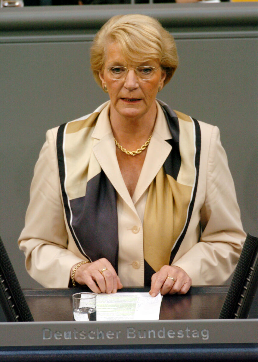 Lietz, Ursula Ursula Lietz, MdB, CDU/CSU, Rede, Deutscher Bundestag, 126. Sitzung, TOP 3, Thema: Bundeswehr, Wehrpflicht, Redner 10