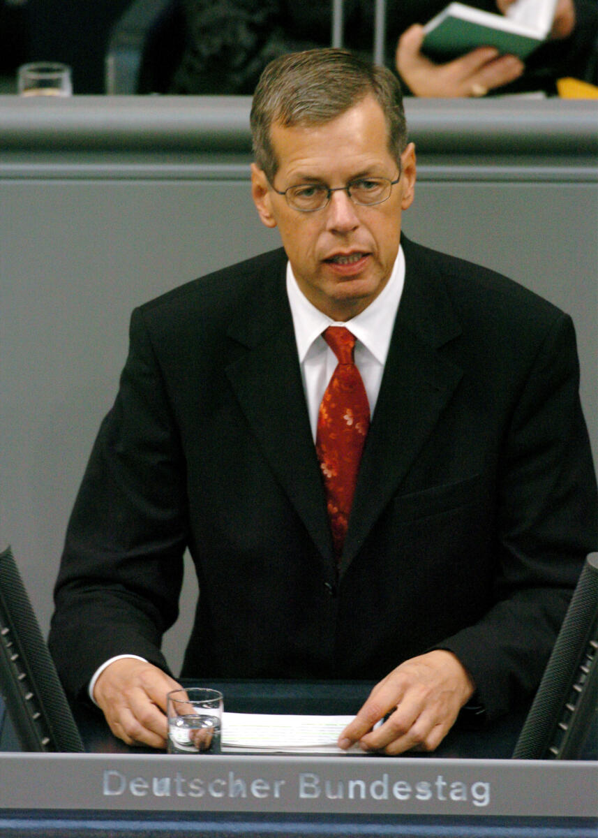 Robbe, Reinhold Reinhold Robbe, MdB, SPD, Rede, Deutscher Bundestag, 126. Sitzung, TOP 3, Thema: Bundeswehr, Wehrpflicht, Redner 12