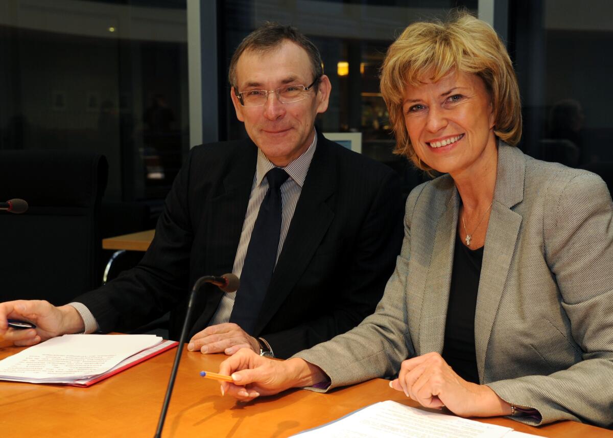 Dagmar Wöhrl, CDU/CSU, Vorsitzende des Ausschusses des Deutschen Bundestages für wirtschaftliche Zusammenarbeit und Entwicklung, empfängt den EU-Kommissar für Entwicklung, Andris Piebalgs, in der Ausschusssitzung. Piebalgs, Andris; Wöhrl, Dagmar G. Dagmar Wöhrl, CDU/CSU, Vorsitzende des Ausschusses des Deutschen Bundestages für wirtschaftliche Zusammenarbeit und Entwicklung, empfängt den EU-Kommissar für Entwicklung, Andris Piebalgs, in der Ausschusssitzung.