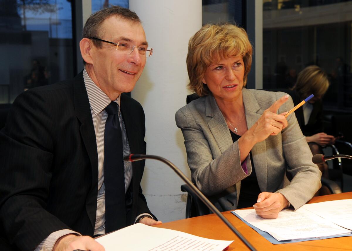 Dagmar Wöhrl, CDU/CSU, Vorsitzende des Ausschusses des Deutschen Bundestages für wirtschaftliche Zusammenarbeit und Entwicklung, empfängt den EU-Kommissar für Entwicklung, Andris Piebalgs, in der Ausschusssitzung. Piebalgs, Andris; Wöhrl, Dagmar G. Dagmar Wöhrl, CDU/CSU, Vorsitzende des Ausschusses des Deutschen Bundestages für wirtschaftliche Zusammenarbeit und Entwicklung, empfängt den EU-Kommissar für Entwicklung, Andris Piebalgs, in der Ausschusssitzung.