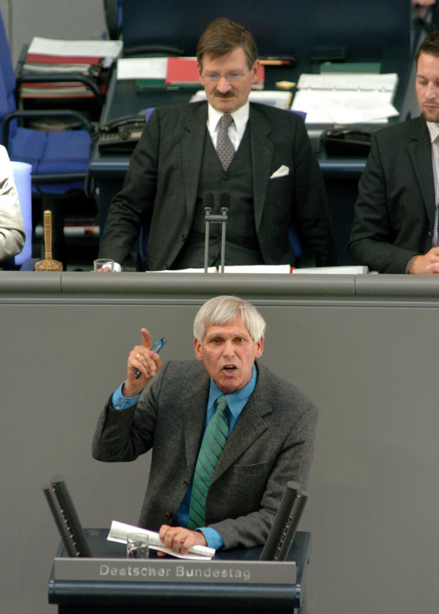 Weisskirchen, Gert; Solms, Hermann Otto Gert Weisskirchen, MdB, SPD, Rede im Deutschen Bundestag, Vorsitz: Bundestagsvizepräsident Dr. Hermann Otto Solms, FDP; Plenum, MdB, Bundestagsabgeordneter, Rednerpult