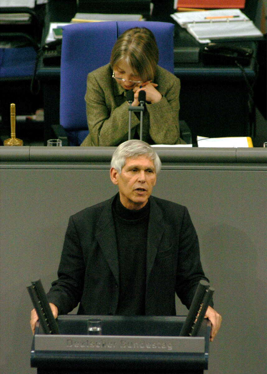 Weisskirchen, Gert; Vollmer, Antje Gert Weisskirchen, MdB, SPD, Rede im Deutschen Bundestag, Vorsitz: Bundestagsvizepräsidentin Dr. Antje Vollmer, Bündnis 90/Die Grünen.; Plenum, MdB, Bundestagsabgeordneter, Rednerpult
