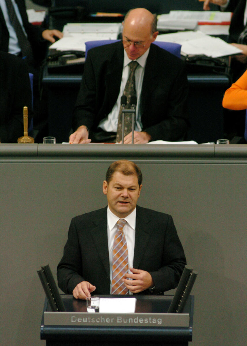 Lammert, Norbert; Scholz, Olaf Olaf Scholz, MdB, SPD, Rede im Deutschen Bundestag, Vorsitz: Bundestagsvizepräsident Dr. Norbert Lammert, CDU/CSU.