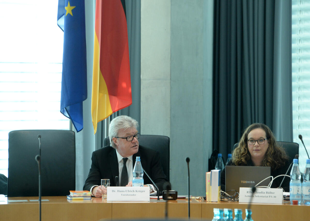 Krüger, Hans-Ulrich Dr. Wolfgang Schäuble, CDU/CSU, Bundesminister der Finanzen, ist als Zeuge vor den 4. Untersuchungsausschuss (UA) Cum/Ex-Geschäfte, geladen. Hier im Bild: der Vorsitzende des Ausschusses, Dr. Hans-Ulrich Krüger, SPD.; Fahne, Fahnen.