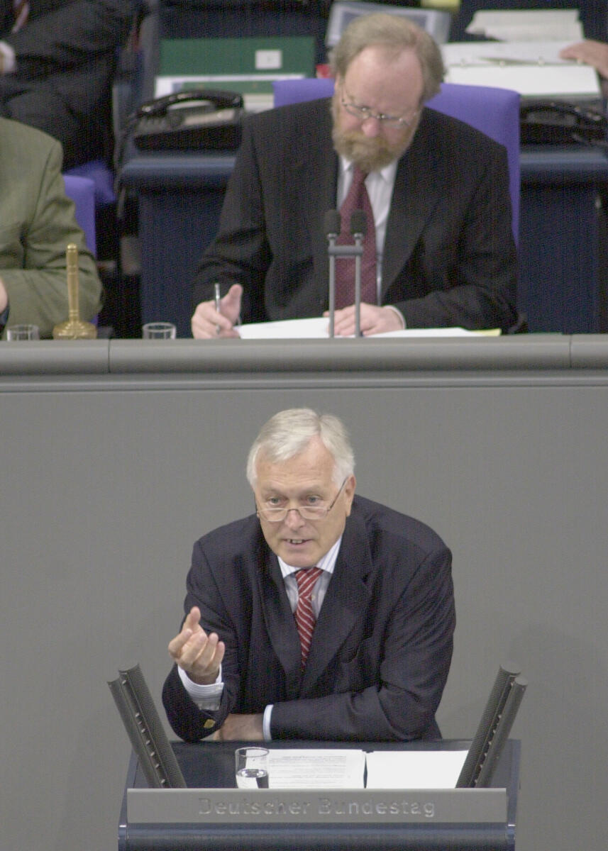 Bernd Schmidbauer, CDU/CSU, Rede im Deutschen Bundestag, Vorsitz: Bundestagspräsident Wolfgang Thierse, SPD. Schmidbauer, Bernd; Thierse, Wolfgang Bernd Schmidbauer, CDU/CSU, Rede im Deutschen Bundestag, Vorsitz: Bundestagspräsident Wolfgang Thierse, SPD.
