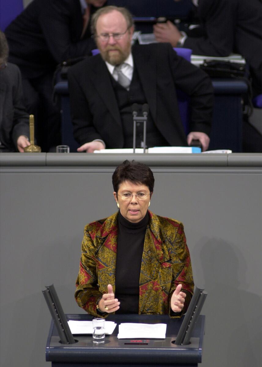 Gudrun Schaich-Walch, SPD, MdB, Rede im Deutschen Bundestag, Vorsitz: Bundestagspräsident Wolfgang Thierse, SPD Schaich-Walch, Gudrun; Thierse, Wolfgang Gudrun Schaich-Walch, SPD, MdB, Rede im Deutschen Bundestag, Vorsitz: Bundestagspräsident Wolfgang Thierse, SPD