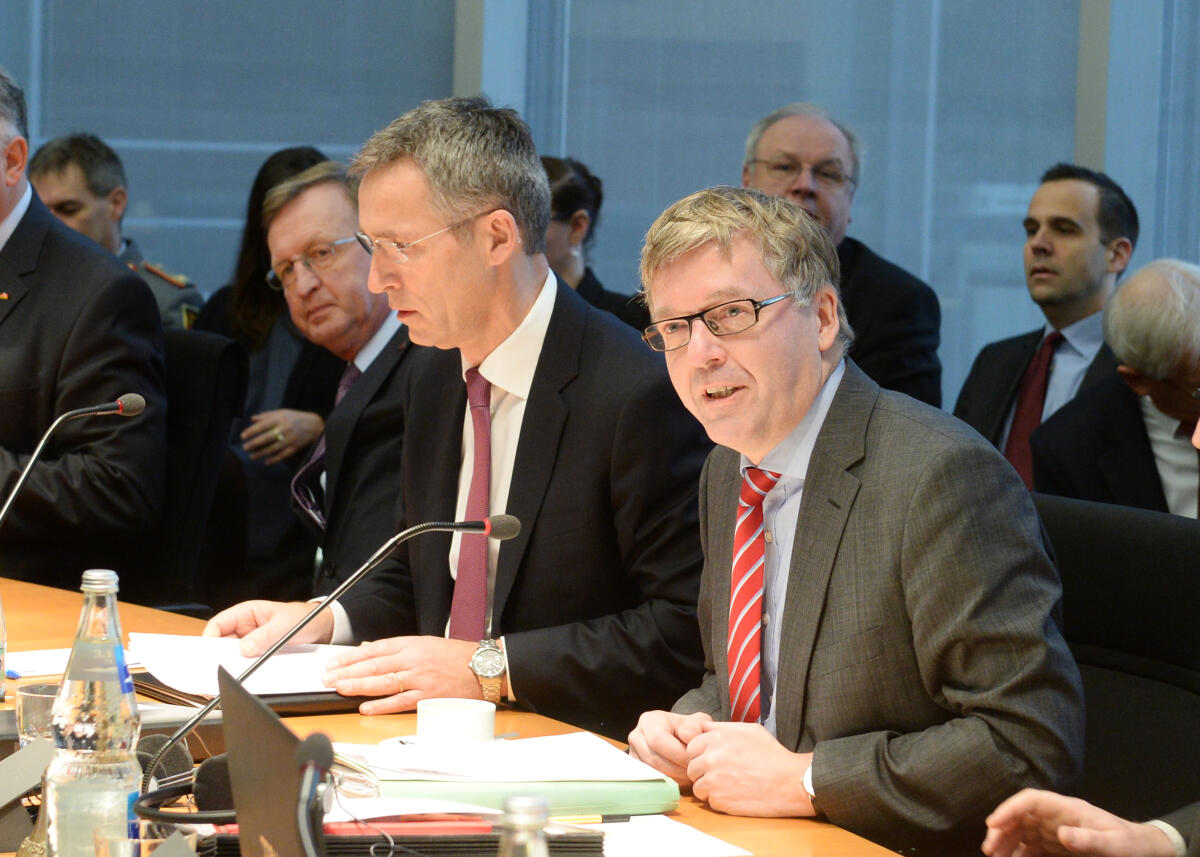 Bartels, Hans-Peter; Stoltenberg, Jens Dr. Hans-Peter Bartels, (re), SPD, Vorsitzender des Verteidigungsausschusses des Deutschen Bundestages, empfängt den NATO-Generalsekretär Jens Stoltenberg, (li), der als Gast an der Ausschusssitzung teil nimmt.