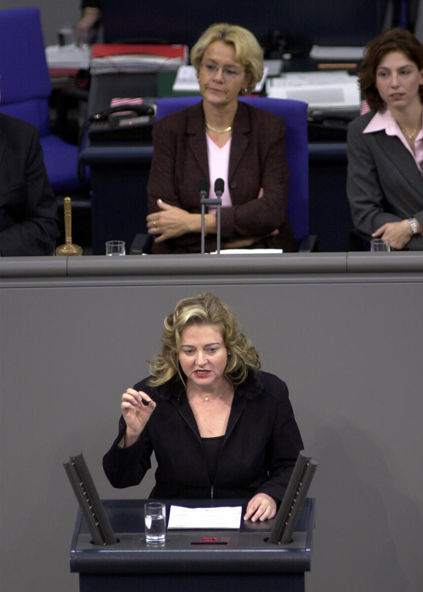 Antje Hermenau, Bündnis90/Die Grünen, Vorsitz: Bundestagsvizepräsidentin Dr. h.c. Susanne Kastner, SPD, 12. Bundestagssitzung, Deutscher Bundestag; Rede, MdB, Rednerpult, Bundestagsabgeordneter, Plenum Hermenau, Antje; Kastner, Susanne Antje Hermenau, Bündnis90/Die Grünen, Vorsitz: Bundestagsvizepräsidentin Dr. h.c. Susanne Kastner, SPD, 12. Bundestagssitzung, Deutscher Bundestag; Rede, MdB, Rednerpult, Bundestagsabgeordneter, Plenum