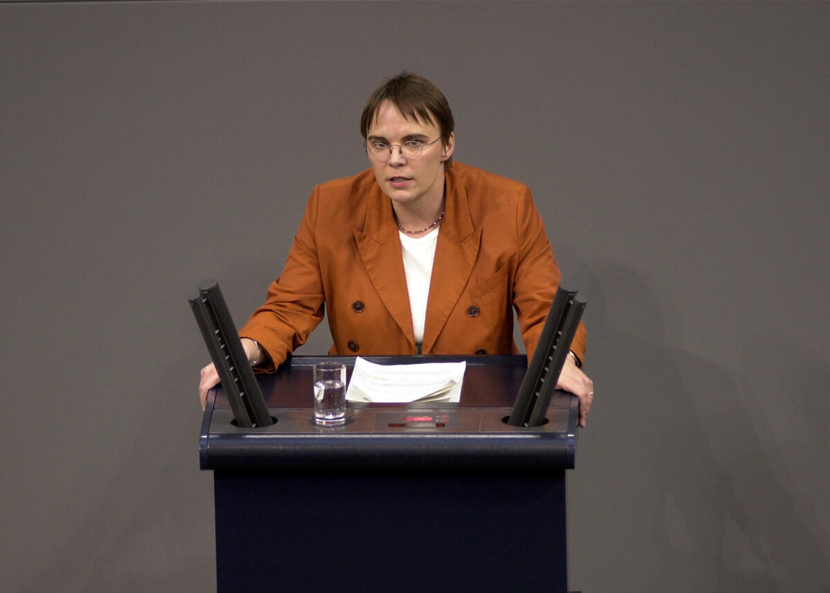 Anja Hajduk, Bündnis90/Die Grünen, 12. Bundestagssitzung, Haushaltsgesetz 2003, Deutscher Bundestag; Rede, MdB, Bundestagsabgeordnete, Plenum Hajduk, Anja Anja Hajduk, Bündnis90/Die Grünen, 12. Bundestagssitzung, Haushaltsgesetz 2003, Deutscher Bundestag; Rede, MdB, Bundestagsabgeordnete, Plenum