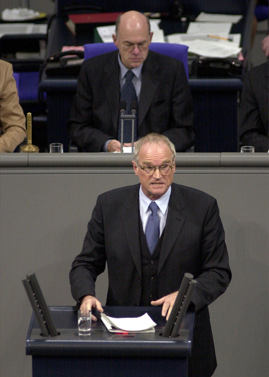 Lothar Binding, SPD, Vorsitz: Bundestagsvizepräsident Dr. Norbert Lammert, CDU/CSU, 12. Bundestagssitzung, Thema: Haushaltsgesetz 2003, Deutscher Bundestag; Rede, MdB, Rednerpult, Bundestagsabgeordneter, Plenum Binding, Lothar; Lammert, Norbert Lothar Binding, SPD, Vorsitz: Bundestagsvizepräsident Dr. Norbert Lammert, CDU/CSU, 12. Bundestagssitzung, Thema: Haushaltsgesetz 2003, Deutscher Bundestag; Rede, MdB, Rednerpult, Bundestagsabgeordneter, Plenum