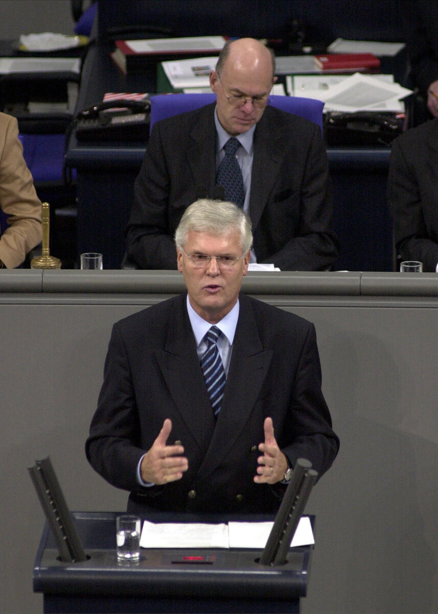 Dr. Peter Paziorek, CDU/CSU, Vorsitz: Bundestagsvizepräsident Dr. Norbert Lammert, CDU/CSU, 12. Bundestagssitzung, Thema: Haushaltsgesetz 2003,; Deutscher Bundestag; Rede, MdB, Rednerpult, Bundestagsabgeordneter, Plenum Paziorek, Peter; Lammert, Norbert Dr. Peter Paziorek, CDU/CSU, Vorsitz: Bundestagsvizepräsident Dr. Norbert Lammert, CDU/CSU, 12. Bundestagssitzung, Thema: Haushaltsgesetz 2003,; Deutscher Bundestag; Rede, MdB, Rednerpult, Bundestagsabgeordneter, Plenum