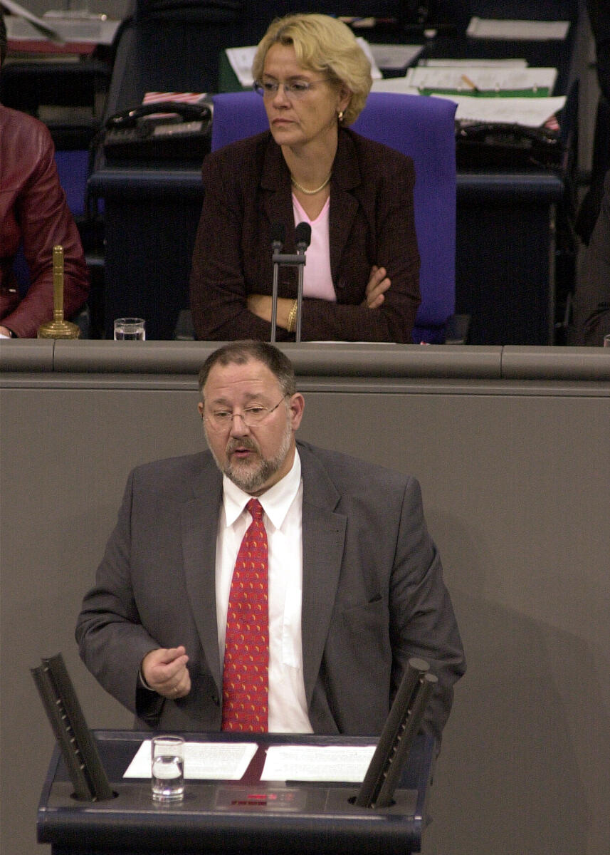 Walter Schöler, SPD, Vorsitz: Bundestagsvizepräsidentin Dr. h.c. Susanne Kastner, SPD, 12. Bundestagssitzung, Haushaltsgesetz 2003, Deutscher Bundestag; Rede, MdB, Rednerpult, Bundestagsabgeordneter, Plenum Schöler, Walter; Kastner, Susanne Walter Schöler, SPD, Vorsitz: Bundestagsvizepräsidentin Dr. h.c. Susanne Kastner, SPD, 12. Bundestagssitzung, Haushaltsgesetz 2003, Deutscher Bundestag; Rede, MdB, Rednerpult, Bundestagsabgeordneter, Plenum
