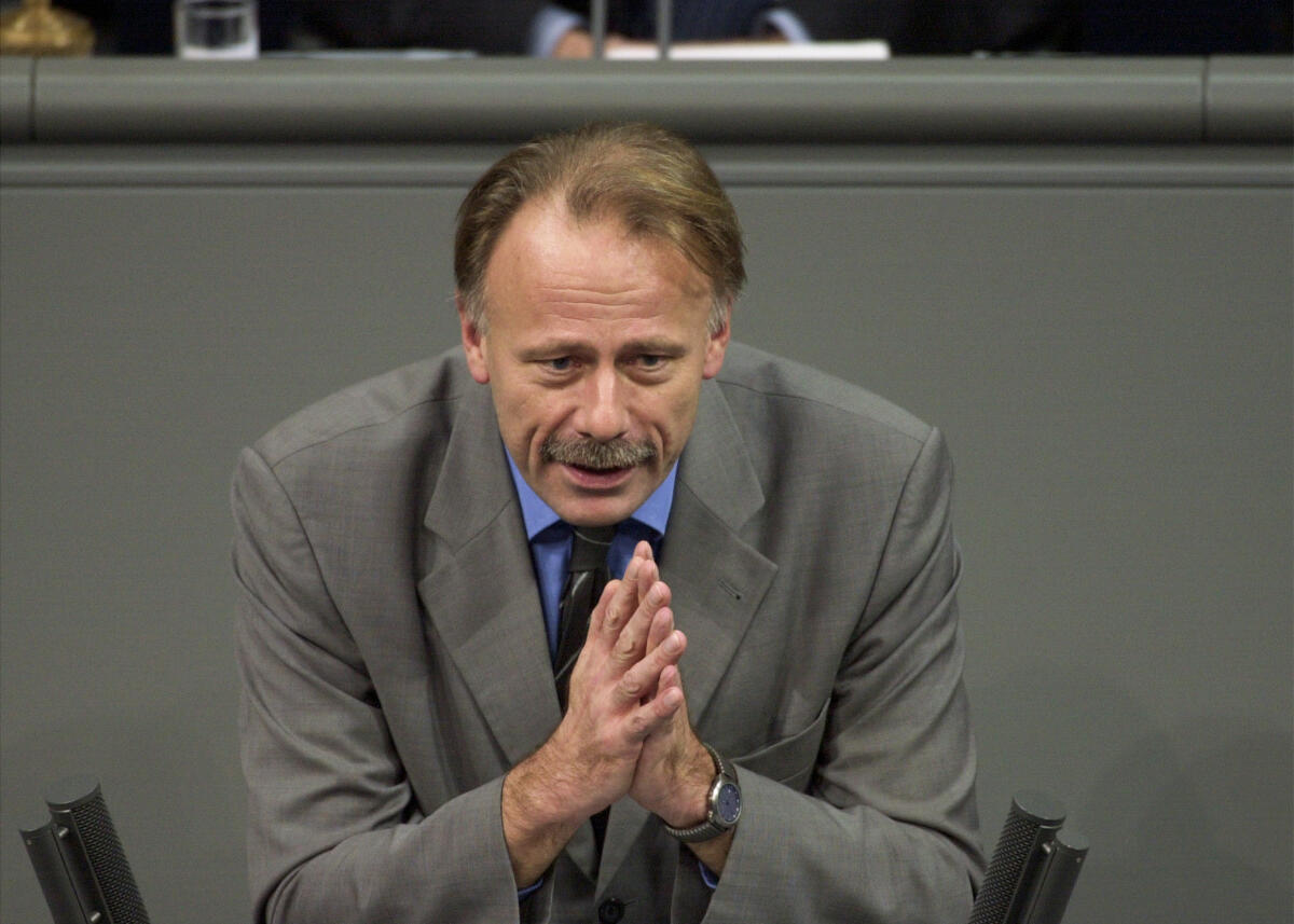 Jürgen Trittin, Bündnis 90/Die Grünen, Bundesminister für Umwelt, Naturschutz und Reaktorsicherheit, 12. Bundestagssitzung, Thema: Haushaltsgesetz 2003, Deutscher Bundestag; Rede, MdB, Bundestagsabgeordneter, Plenum Trittin, Jürgen Jürgen Trittin, Bündnis 90/Die Grünen, Bundesminister für Umwelt, Naturschutz und Reaktorsicherheit, 12. Bundestagssitzung, Thema: Haushaltsgesetz 2003, Deutscher Bundestag; Rede, MdB, Bundestagsabgeordneter, Plenum