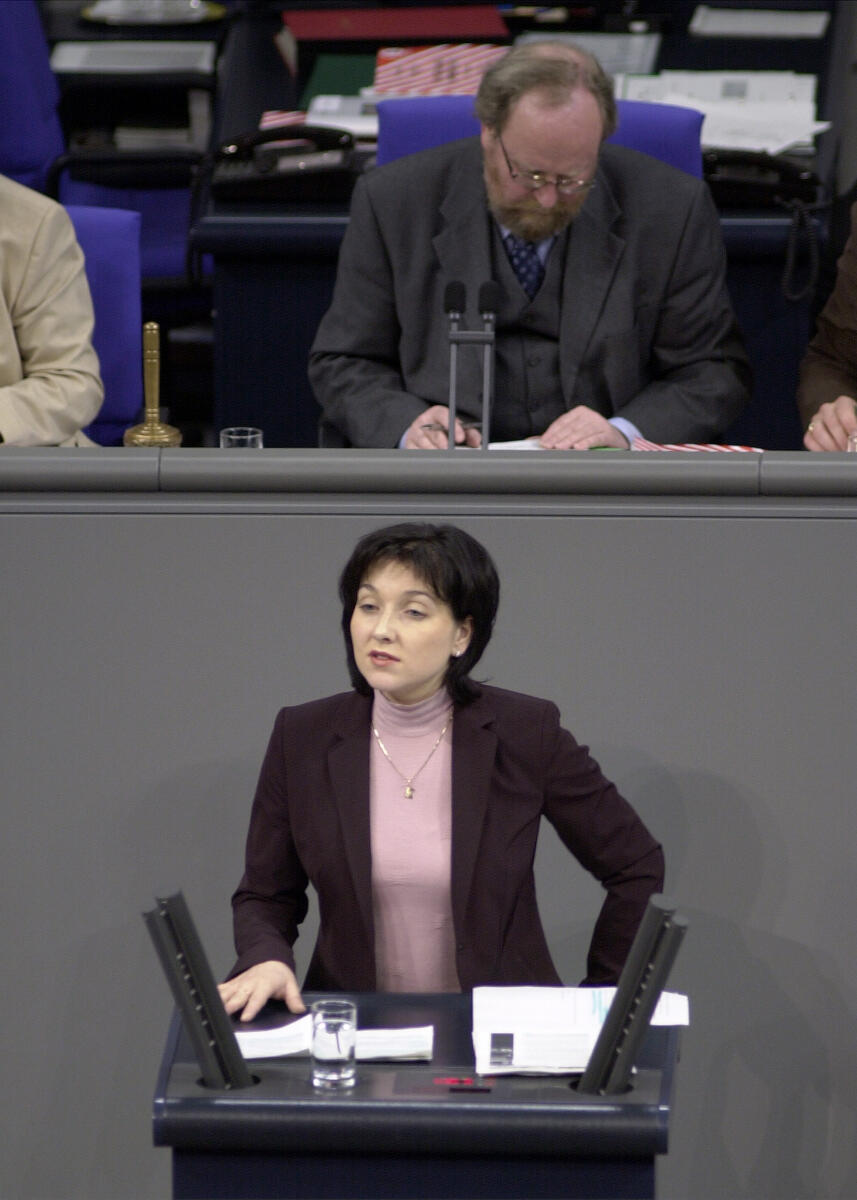 Rede Katherina Reiche, CDU/CSU, MdB.; Vorsitz: Bundestagspräsident Wolfgang Thierse, SPD.; 12. Bundestagssitzung, Thema: Haushaltsdebatte, Bildung und Forschung. Reiche, Katherina; Thierse, Wolfgang Rede Katherina Reiche, CDU/CSU, MdB.; Vorsitz: Bundestagspräsident Wolfgang Thierse, SPD.; 12. Bundestagssitzung, Thema: Haushaltsdebatte, Bildung und Forschung.