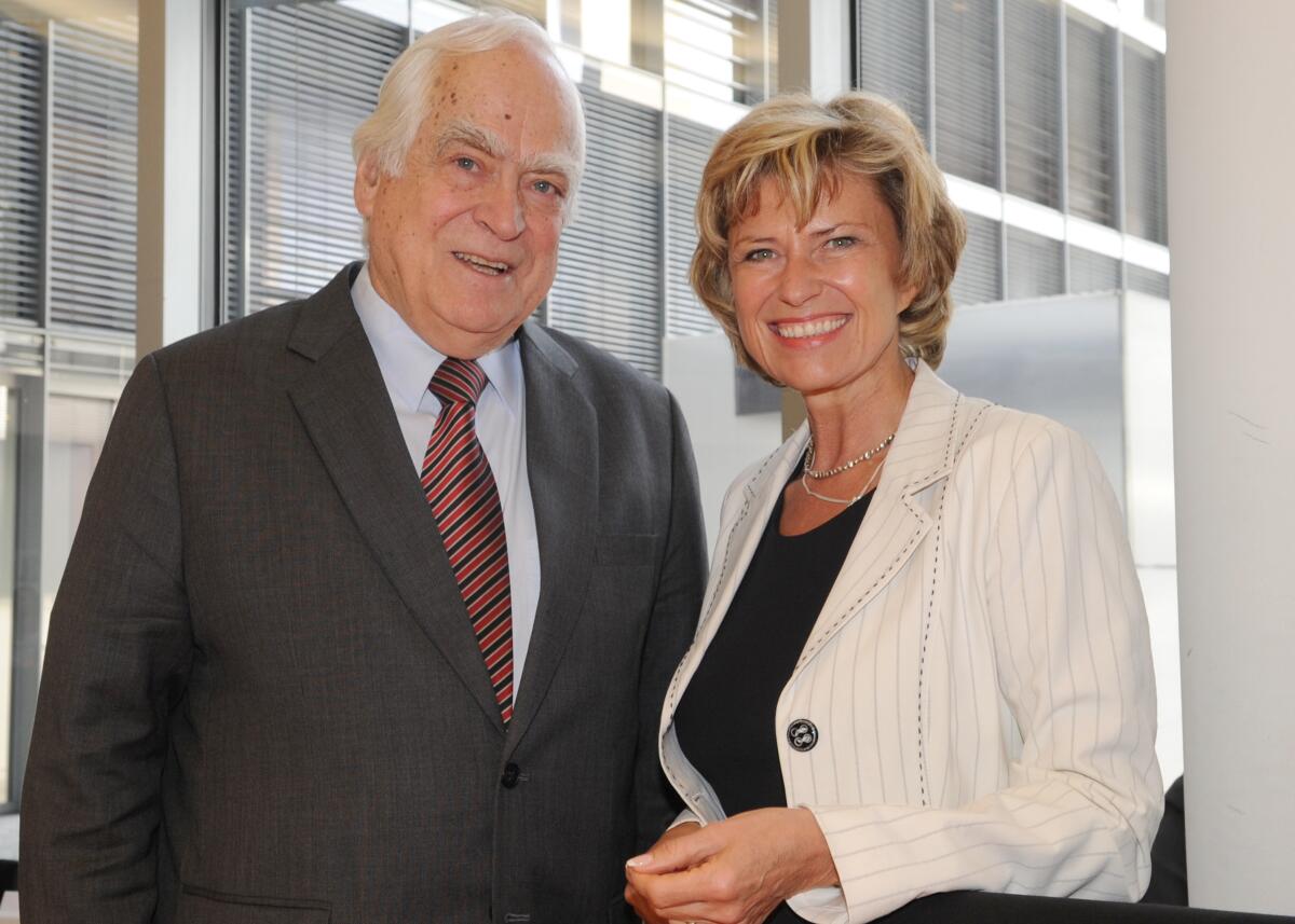 Dagmar G. Wöhrl, CDU/CSU, Vorsitzende des Ausschusses des Deutschen Bundestages für wirtschaftliche Zusammenarbeit und Entwicklung, empfängt Prof. Dr. Peter Eigen von EITI in der Ausschusssitzung. Eigen, Peter; Wöhrl, Dagmar G. Dagmar G. Wöhrl, CDU/CSU, Vorsitzende des Ausschusses des Deutschen Bundestages für wirtschaftliche Zusammenarbeit und Entwicklung, empfängt Prof. Dr. Peter Eigen von EITI in der Ausschusssitzung.