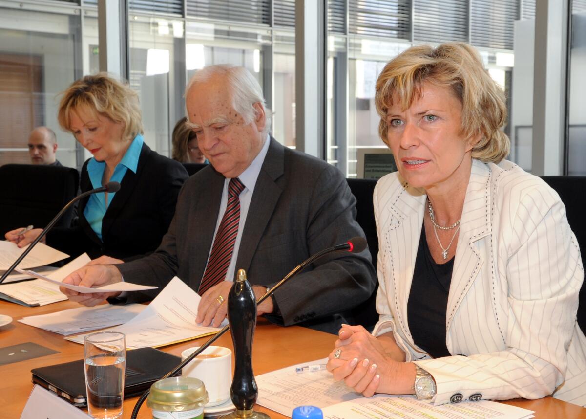 Dagmar G. Wöhrl, (re), CDU/CSU, Vorsitzende des Ausschusses des Deutschen Bundestages für wirtschaftliche Zusammenarbeit und Entwicklung, empfängt Prof. Dr. Peter Eigen von EITI in der Ausschusssitzung. Links im Bild die Parlamentarische Staatssekretärin Gudrun Kopp, FDP. Eigen, Peter; Kopp, Gudrun; Wöhrl, Dagmar G. Dagmar G. Wöhrl, (re), CDU/CSU, Vorsitzende des Ausschusses des Deutschen Bundestages für wirtschaftliche Zusammenarbeit und Entwicklung, empfängt Prof. Dr. Peter Eigen von EITI in der Ausschusssitzung. Links im Bild die Parlamentarische Staatssekretärin Gudrun Kopp, FDP.