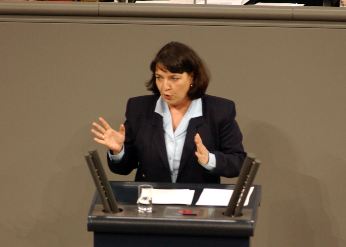 Selg, Petra Petra Selg, MdB, Bündnis 90/Die Grünen, Rede, 19. Bundestagssitzung; Deutscher Bundestag, Bundestagsabgeordnete, Plenum, Rednerpult