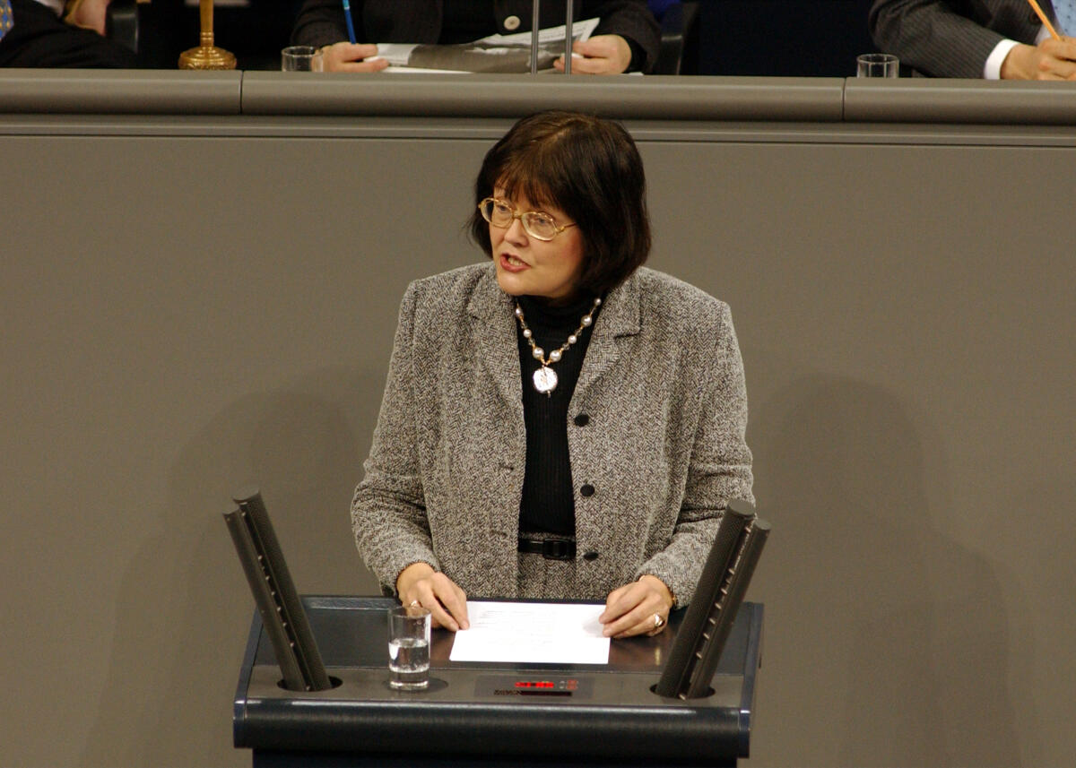 Dr. Sigrid Skarpelis-Sperk, MdB SPD, Rede, 19. Bundestagssitzung; Deutscher Bundestag, Bundestagsabgeordneter, Plenum, Rednerpult Skarpelis-Sperk, Sigrid Dr. Sigrid Skarpelis-Sperk, MdB SPD, Rede, 19. Bundestagssitzung; Deutscher Bundestag, Bundestagsabgeordneter, Plenum, Rednerpult