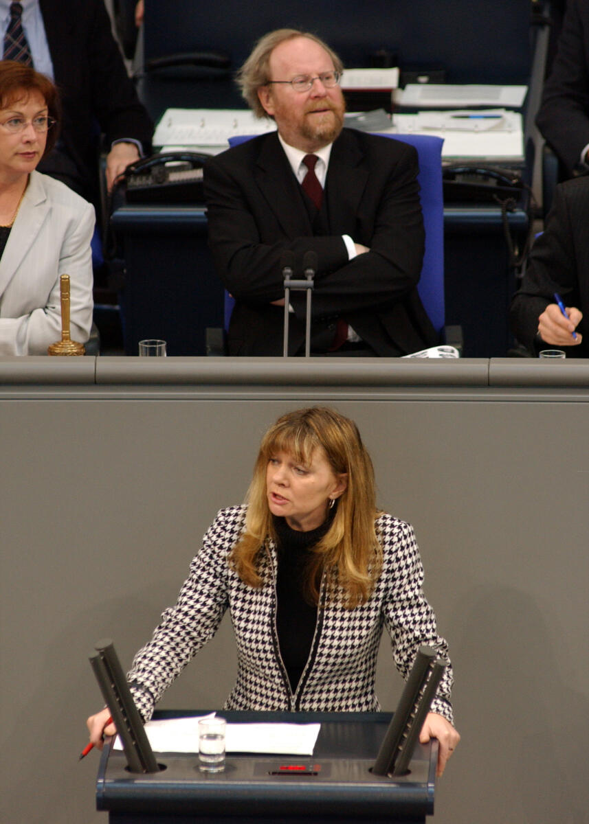 Silvia Schmidt, SPD, Vorsitz: Bundestagspräsident Wolfgang Thierse, SPD; MdB, Bundestagssitzung, Bundestagsabgeordnete, Plenum, Rede, Deutscher Bundestag Schmidt, Silvia; Thierse, Wolfgang Silvia Schmidt, SPD, Vorsitz: Bundestagspräsident Wolfgang Thierse, SPD; MdB, Bundestagssitzung, Bundestagsabgeordnete, Plenum, Rede, Deutscher Bundestag