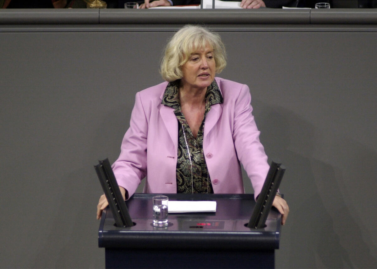 Rede Renate Schmidt, SPD, Bundesministerin für Familie, Senioren, Frauen und Jugend, 12. Bundestagssitzung, Deutscher Bundestag Rede Renate Schmidt, SPD, Bundesministerin für Familie, Senioren, Frauen und Jugend, 12. Bundestagssitzung, Deutscher Bundestag