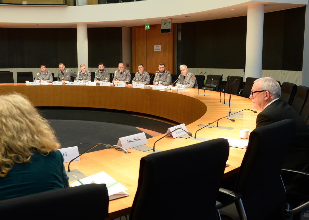 Hellmich, Wolfgang; Wagner, Doris Wolfgang Hellmich, (vorne rechts), SPD, Vorsitzender des Verteidigungsausschusses des Deutschen Bundestages, empfängt im Namen des Ausschusses Mitglieder der Vertrauenspersonenausschusses des Heeres der Bundeswehr zu einem Gespräch, an dem die Bundestagsabgeordnete Doris Wagner, Bündnis 90/Die Grünen, teilnimmt.; Übersicht.