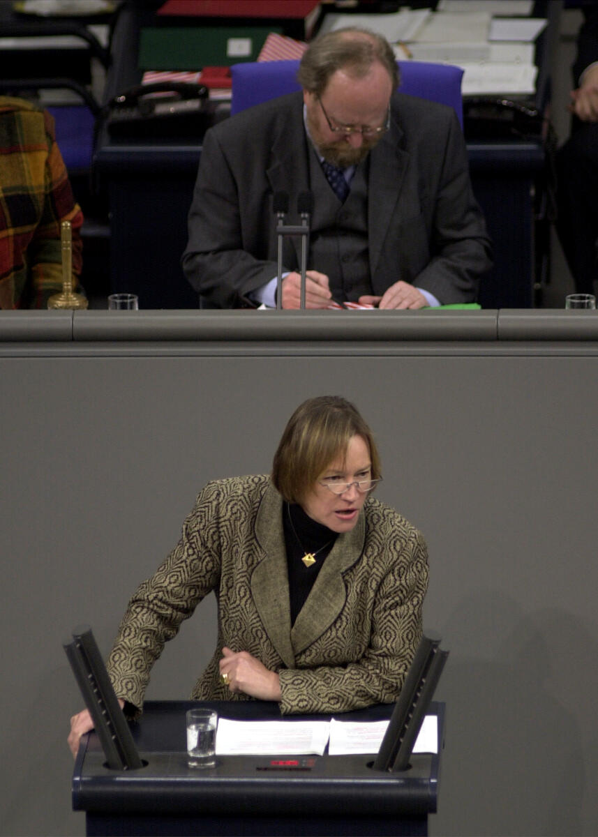 Rede Irmingard Schewe-Gerigk, Bündnis90/Die Grünen, Bundestagspräsident Wolfgang Thierse, SPD, 12. Sitzung des Deutschen Bundestag Schewe-Gerigk, Irmingard; Thierse, Wolfgang Rede Irmingard Schewe-Gerigk, Bündnis90/Die Grünen, Bundestagspräsident Wolfgang Thierse, SPD, 12. Sitzung des Deutschen Bundestag