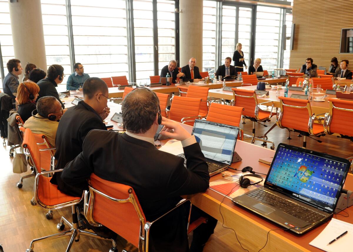Axel Fischer, CDU/CSU, leitet eine Sitzung der Enquete-Kommission des Deutschen Bundestages für Internet und digitale Gesellschaft, an der 15 internationale Bloggerinnen und Blogger aus Tunesien, Ägypten, Kasachstan, Moldau, Belarus, China, Indonesien und Aserbaidschan teilnehmen.; Übersicht. Axel Fischer, CDU/CSU, leitet eine Sitzung der Enquete-Kommission des Deutschen Bundestages für Internet und digitale Gesellschaft, an der 15 internationale Bloggerinnen und Blogger aus Tunesien, Ägypten, Kasachstan, Moldau, Belarus, China, Indonesien und Aserbaidschan teilnehmen.; Übersicht.