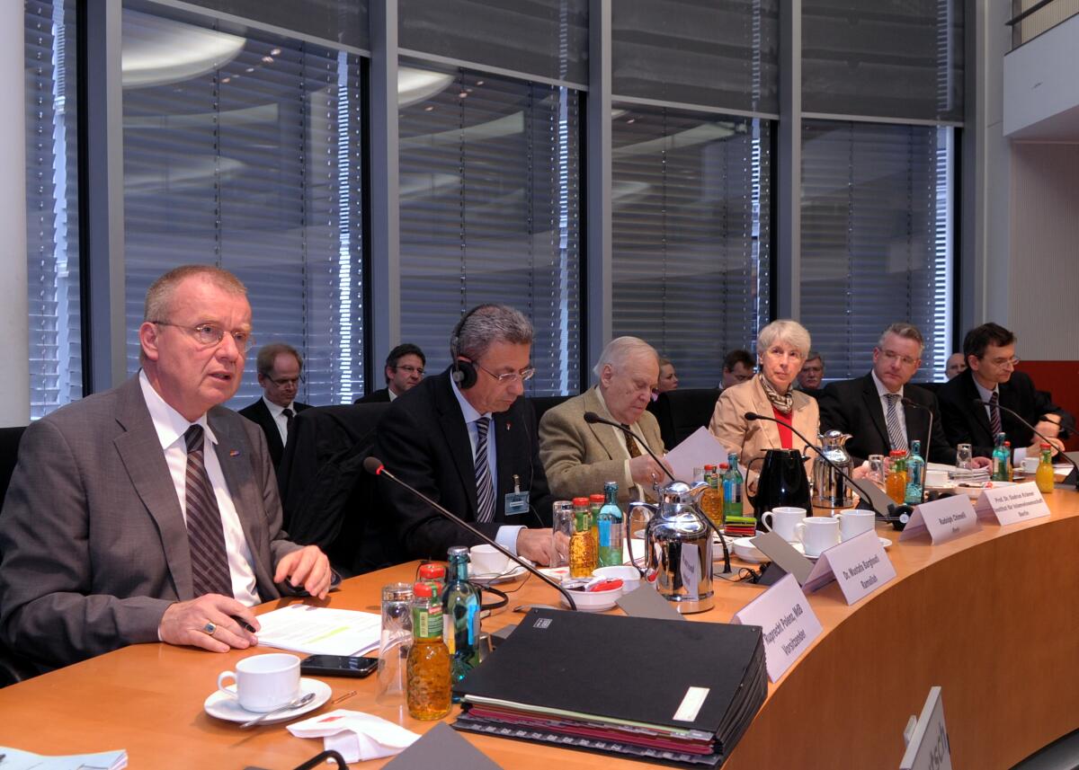 Ruprecht Polenz, (li), CDU/CSU, Vorsitzender des Auswärtigen Ausschusses des Deutschen Bundestages, leitet mit Beteiligung von in- und ausländischen Sachverständigen eine Öffentliche Anhörung. Polenz, Ruprecht Ruprecht Polenz, (li), CDU/CSU, Vorsitzender des Auswärtigen Ausschusses des Deutschen Bundestages, leitet mit Beteiligung von in- und ausländischen Sachverständigen eine Öffentliche Anhörung.