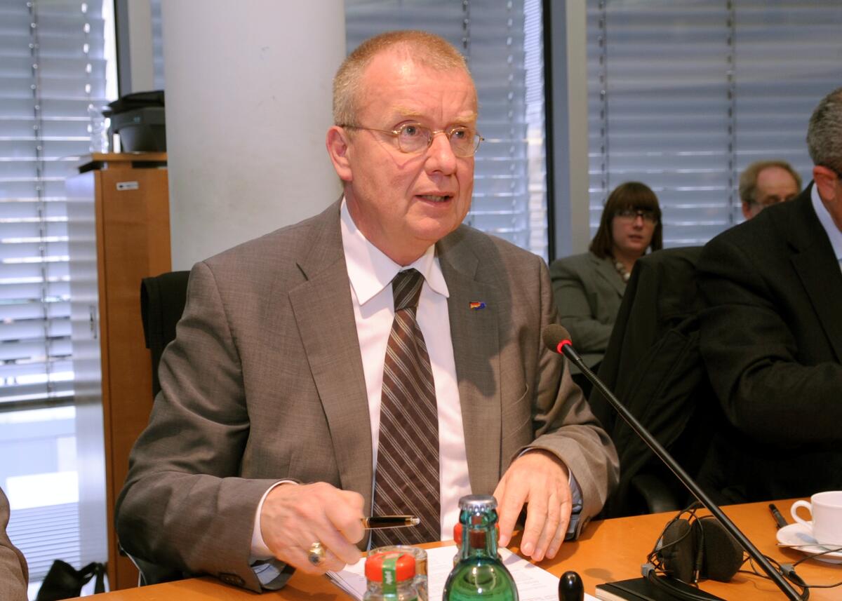 Ruprecht Polenz, CDU/CSU, Vorsitzender des Auswärtigen Ausschusses des Deutschen Bundestages, leitet mit Beteiligung von in- und ausländischen Sachverständigen eine Öffentliche Anhörung. Polenz, Ruprecht Ruprecht Polenz, CDU/CSU, Vorsitzender des Auswärtigen Ausschusses des Deutschen Bundestages, leitet mit Beteiligung von in- und ausländischen Sachverständigen eine Öffentliche Anhörung.
