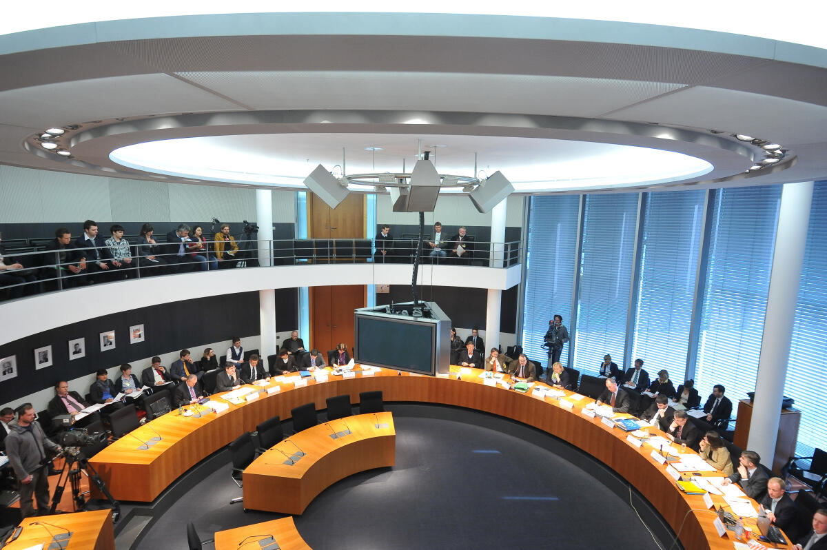  Öffentliche Sitzung der Enquete-Kommission "Wachstum, Wohlstand, Lebensqualität" im Paul-Löbe-Haus (Sitzungsraum E 700).; Übersicht, Monitor