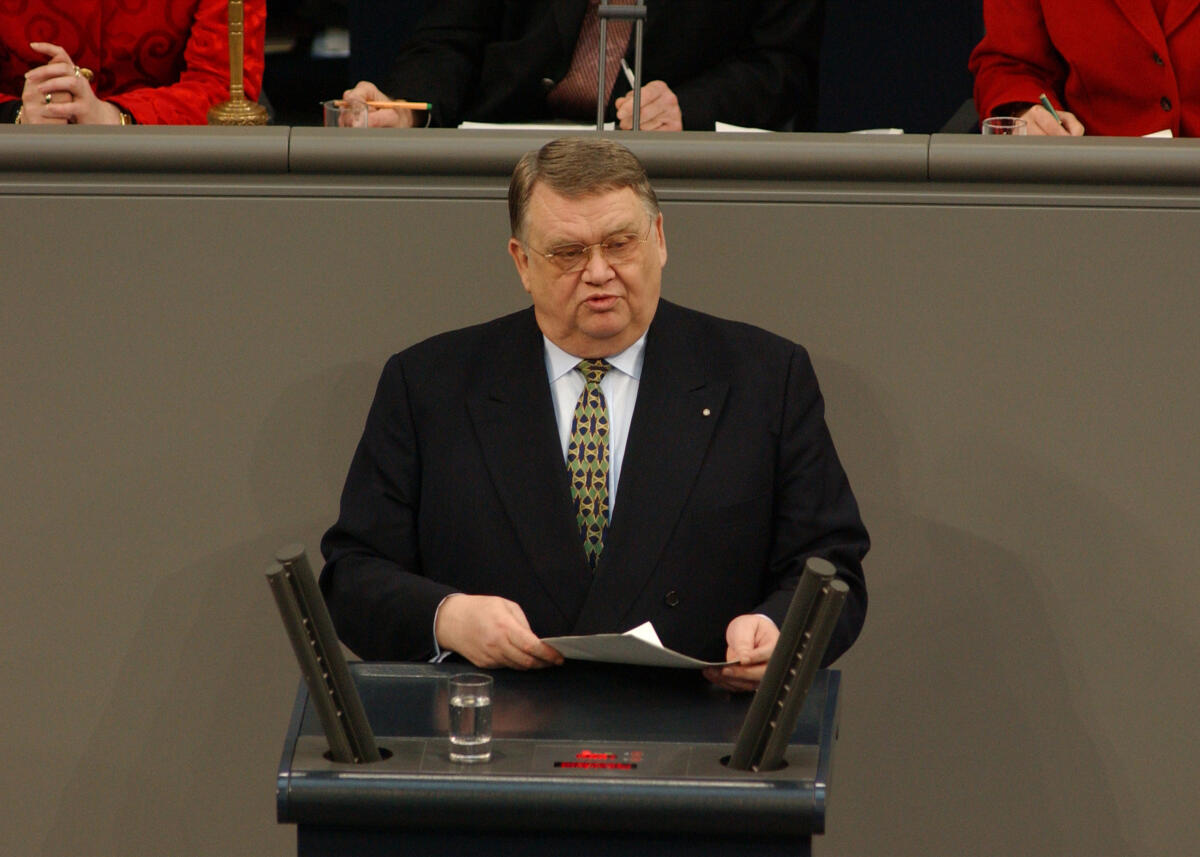 Rudolf Kraus, CDU/CSU, MdB; Deutscher Bundestag, Bundestagsabgeordneter, Plenum, Rednerpult, Rede Kraus, Rudolf Rudolf Kraus, CDU/CSU, MdB; Deutscher Bundestag, Bundestagsabgeordneter, Plenum, Rednerpult, Rede