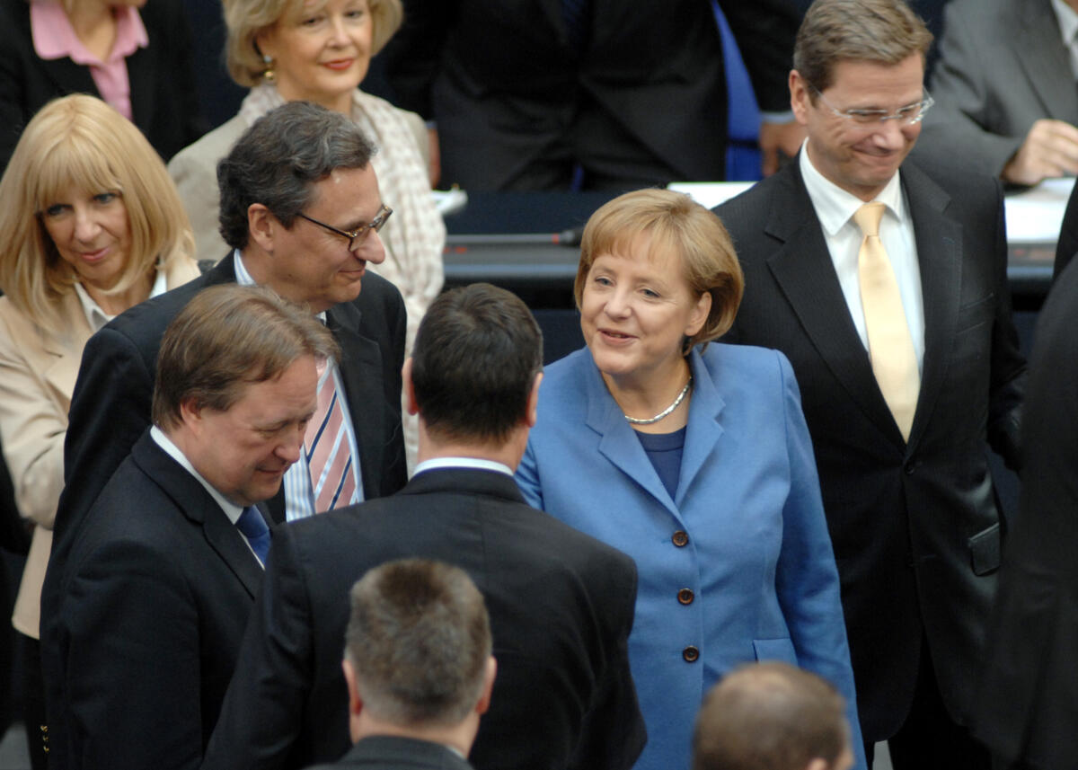 Wahl des Wehrbeauftragten des Deutschen Bundestages. Hellmut Königshaus, (mitte mit dem Rücken zur Kamera), von der FDP übernimmt das Amt. Bundeskanzlerin Dr. Angela Merkel, CDU/CSU, gratuliert. Zu weiteren Gratulanten gehören: Dr. Guido Westerwelle, (hinten rechts), Bundesaussenminister, FDP, Hans-Joachim Otto, (mitte links), FDP. Königshaus, Hellmut; Merkel, Angela; Westerwelle, Guido; Otto, Hans-Joachim Wahl des Wehrbeauftragten des Deutschen Bundestages. Hellmut Königshaus, (mitte mit dem Rücken zur Kamera), von der FDP übernimmt das Amt. Bundeskanzlerin Dr. Angela Merkel, CDU/CSU, gratuliert. Zu weiteren Gratulanten gehören: Dr. Guido Westerwelle, (hinten rechts), Bundesaussenminister, FDP, Hans-Joachim Otto, (mitte links), FDP.