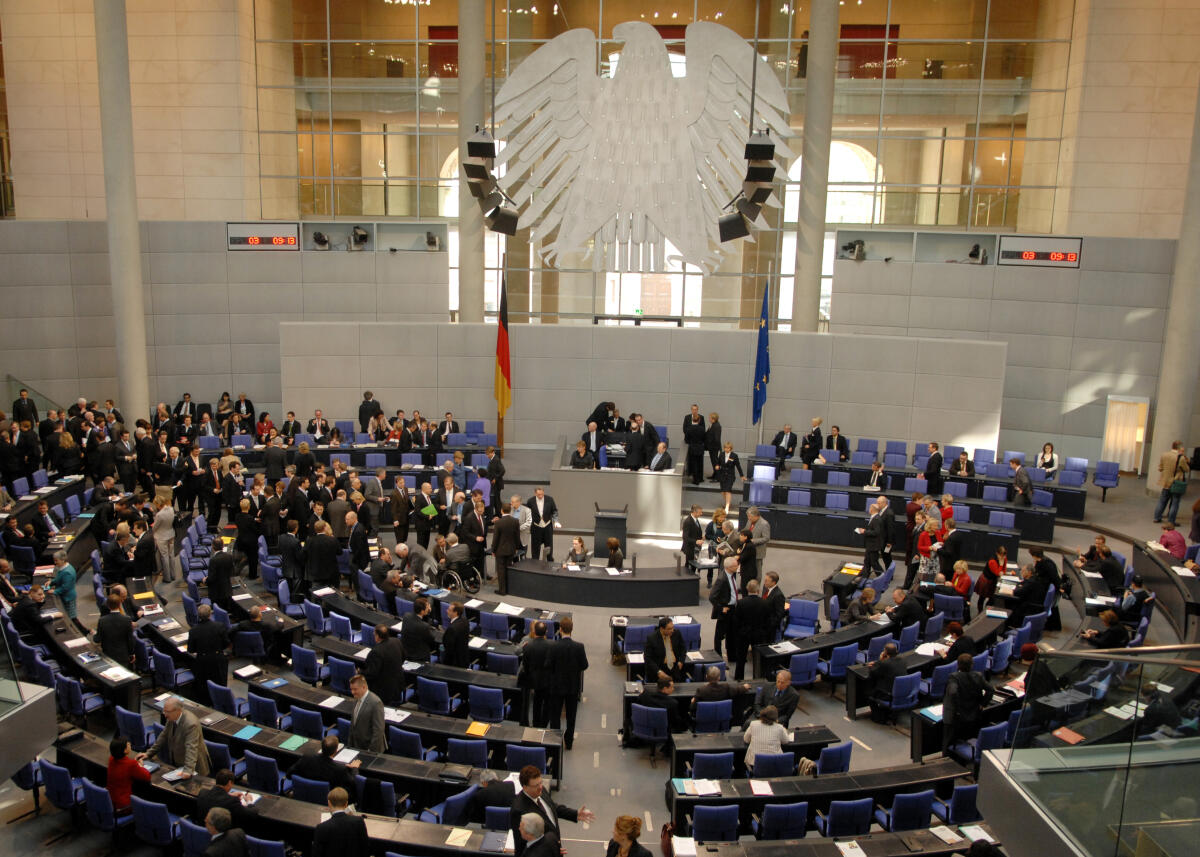 Wahl des Wehrbeauftragten des Deutschen Bundestages. Hellmut Königshaus von der FDP übernimmt das Amt.; Plenum, Plenarsaal, Übersicht, Bundesadler. Wahl des Wehrbeauftragten des Deutschen Bundestages. Hellmut Königshaus von der FDP übernimmt das Amt.; Plenum, Plenarsaal, Übersicht, Bundesadler.