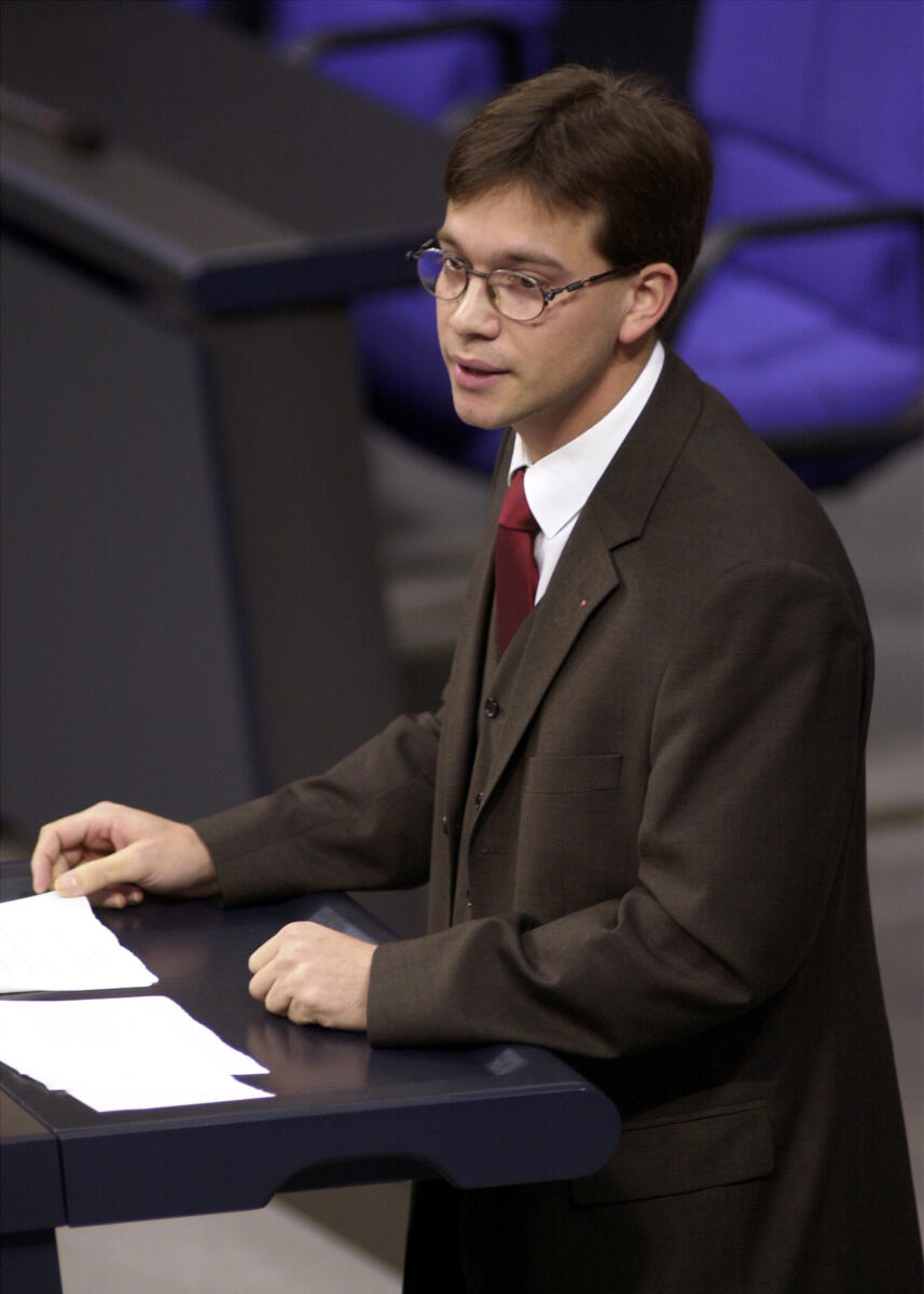 Florian Pronold, SPD, MdB, erste Rede im Deutschen Bundestag.; Bundestagsabgeordneter, Abgeordneter, Rednerpult, Plenum Florian Pronold, SPD, MdB, erste Rede im Deutschen Bundestag.; Bundestagsabgeordneter, Abgeordneter, Rednerpult, Plenum